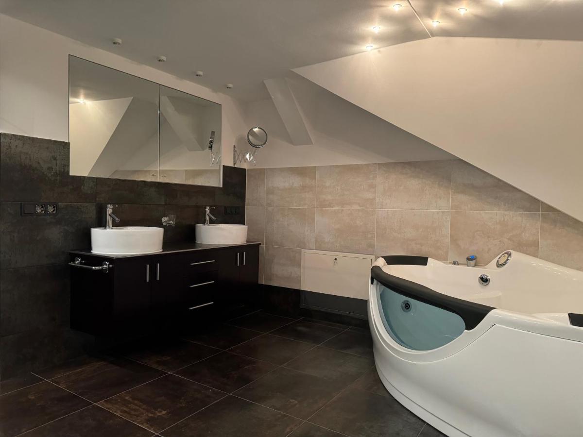 205 Qm "Traumtor" Mit Sauna, Whirlpool, Kamin Und 3 Terrassen Mit Blick In Die Boehmisch Saechsische Schweiz Dresden Exterior foto